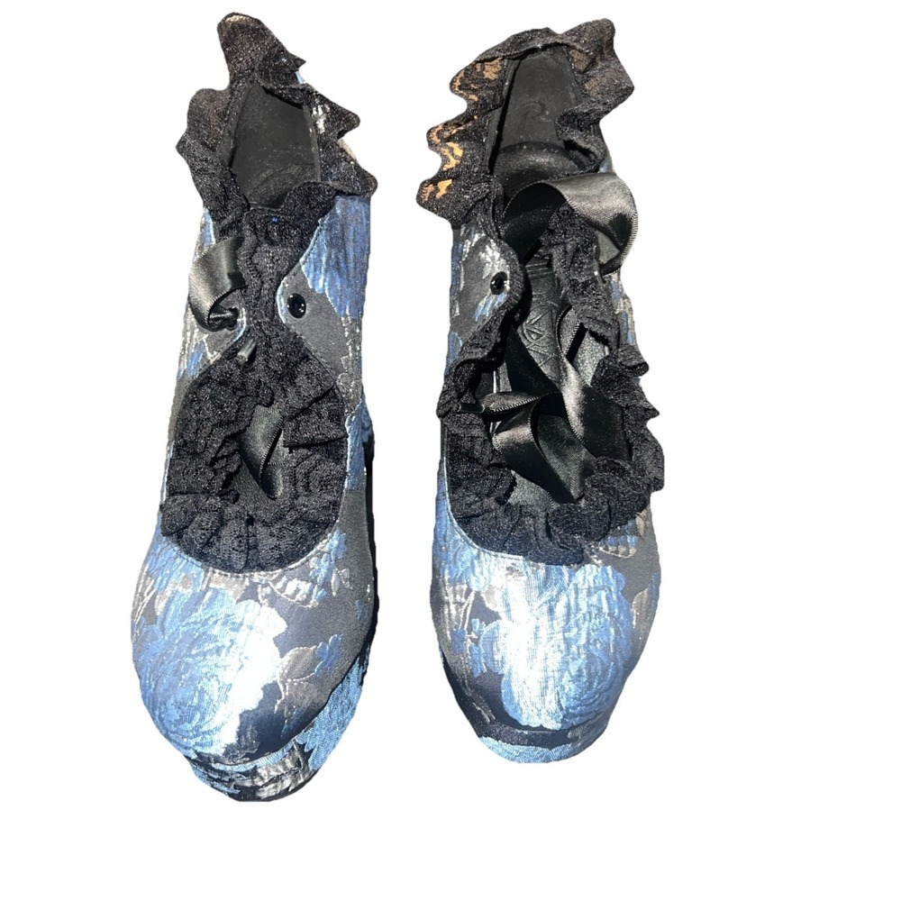 black & blue floral platform heels with ribbon detail. Never worn 7 M